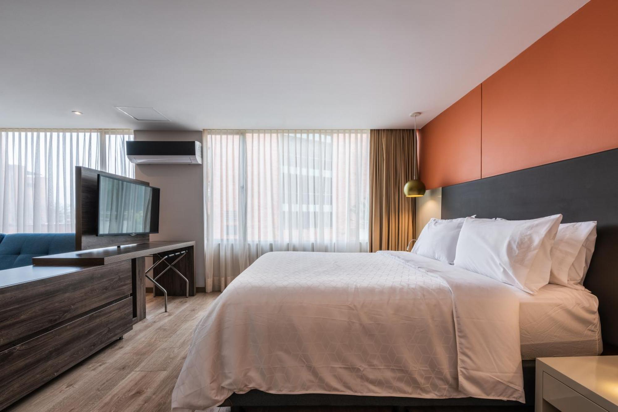 Hotel Holiday Inn Express & Suites Medellin By Ihg Екстер'єр фото
