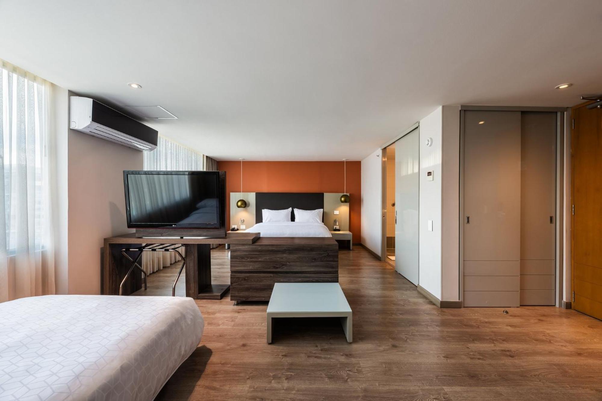 Hotel Holiday Inn Express & Suites Medellin By Ihg Екстер'єр фото
